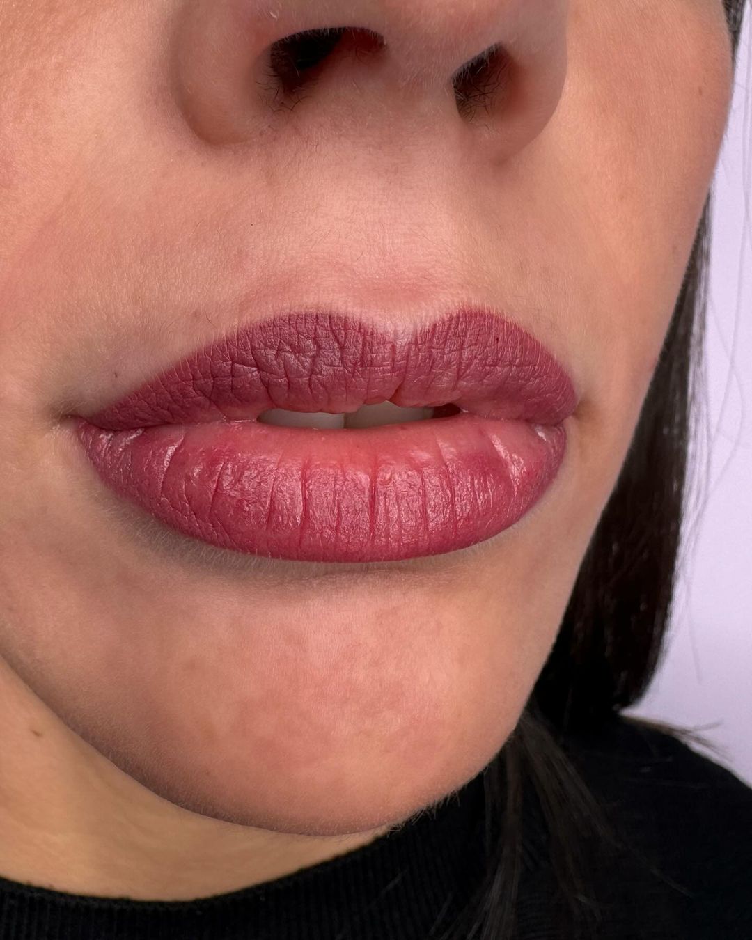 Trattamento professionale per il trucco permanente delle labbra. Per avere labbra più appariscenti in modo naturale 